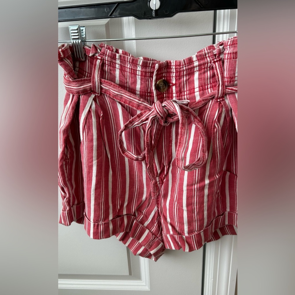 Loose Fitted AE striped shorts!
